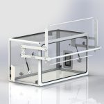 015-018-011 - Enceinte de protection PureProtec® V8 avec nouvelles cornières à joints PVC souple intégrés - Pour passeur automatique XLR-860 Teledyne Cetac - Dimensions internes de travail (LxPxH mm) 1220x630x670 - Environ 37 kg - Porte basculante-débordante avec raidisseurs blancs horizontaux et verticaux. Entrée filtre HEPA 13 latérale droite. Porte latérale en PVC blanc 10 mm pour accès arrière gauche - Parois en PVC transparent 8 mm, dessous en PVC blanc 15 mm. Bras long, poignée et bras court en PVC blanc - Configuré pour système d'extraction standard 100 mm - Livré complet avec filtre latérale HEPA 13 et sortie extraction standard 100 mm.